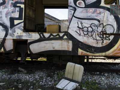 I vagoni sono colorati da graffiti disegnati da writers